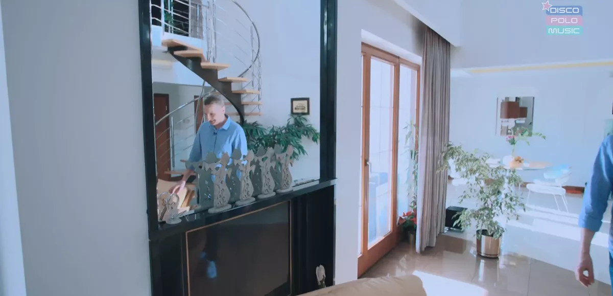 Co skrywa WIELKA posiadłość znanego muzyka disco polo? Robert Sasinowski Skaner pokazuje wnętrze swojego domu! 